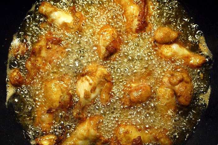 한국 치킨 두 번 튀기기 — Korean fried chicken double frying technique