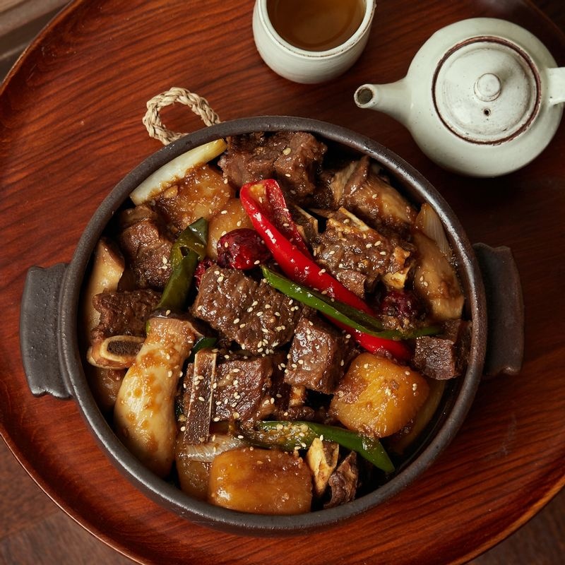Galbi-jjim in pot — jujubes, chestnuts, patience