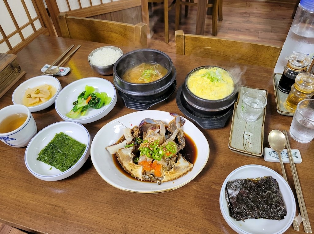 게장정식 상차림 — Gejang set meal with side dishes
