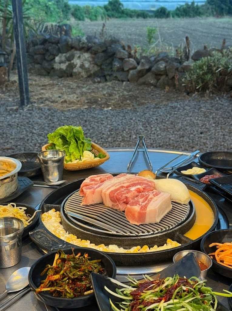 숯불 위 흑돼지 삼겹살 — 제주 현지 식당의 풍경