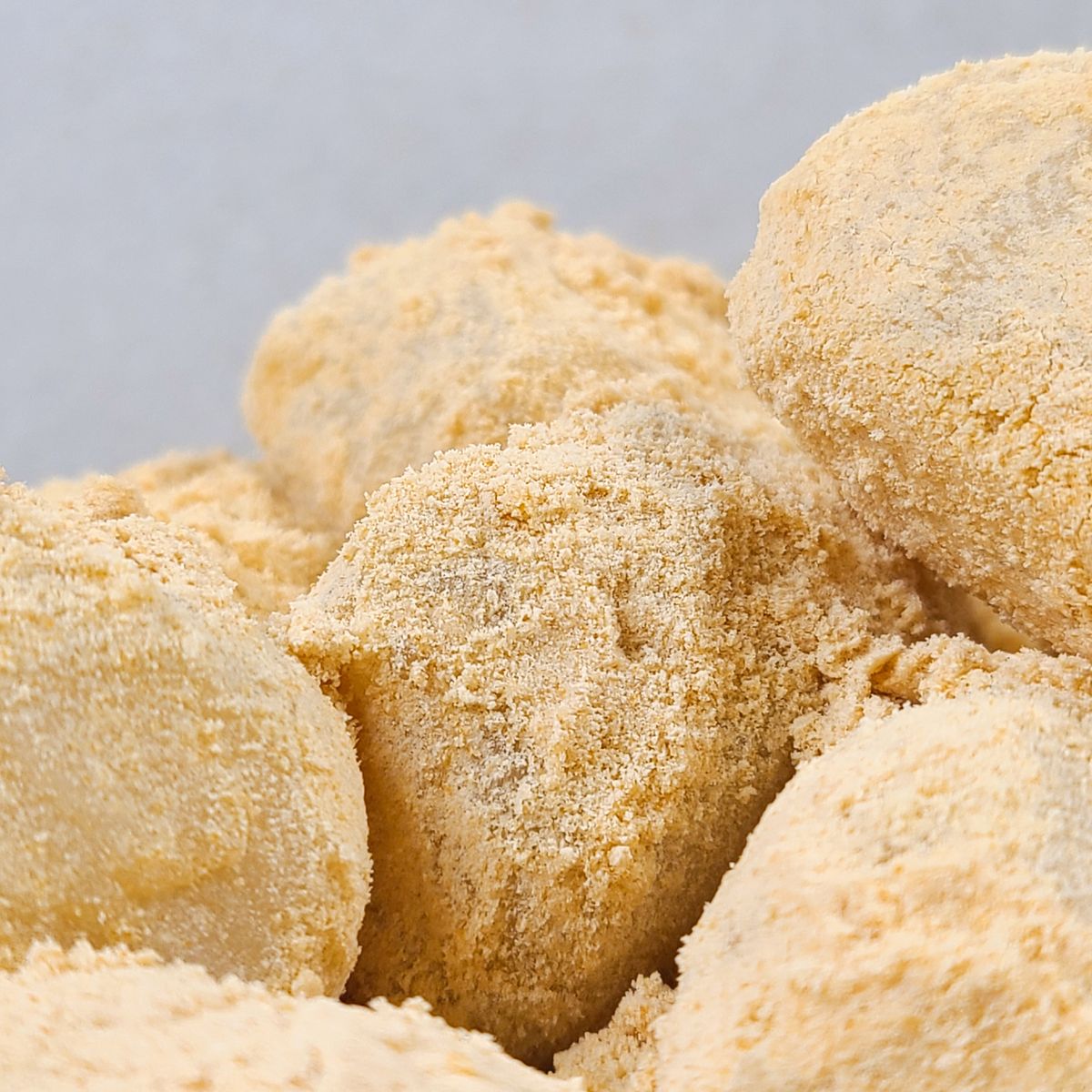 콩고물 입자가 인절미 표면에 쌓인 마크로 샷 — Macro shot of soybean powder coating injeolmi