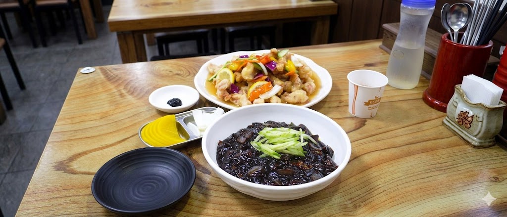 짜장면과 탕수육이 함께 차려진 중식당 테이블 — 두 음식의 황금 조합