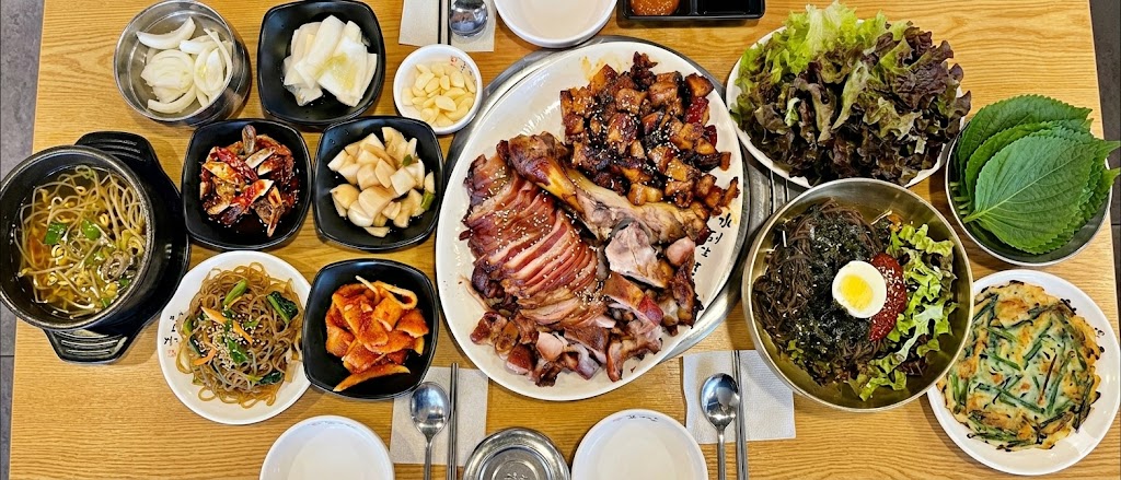 족발 풀 세트 — 족발, 막국수, 쌈채소 테이블 전체