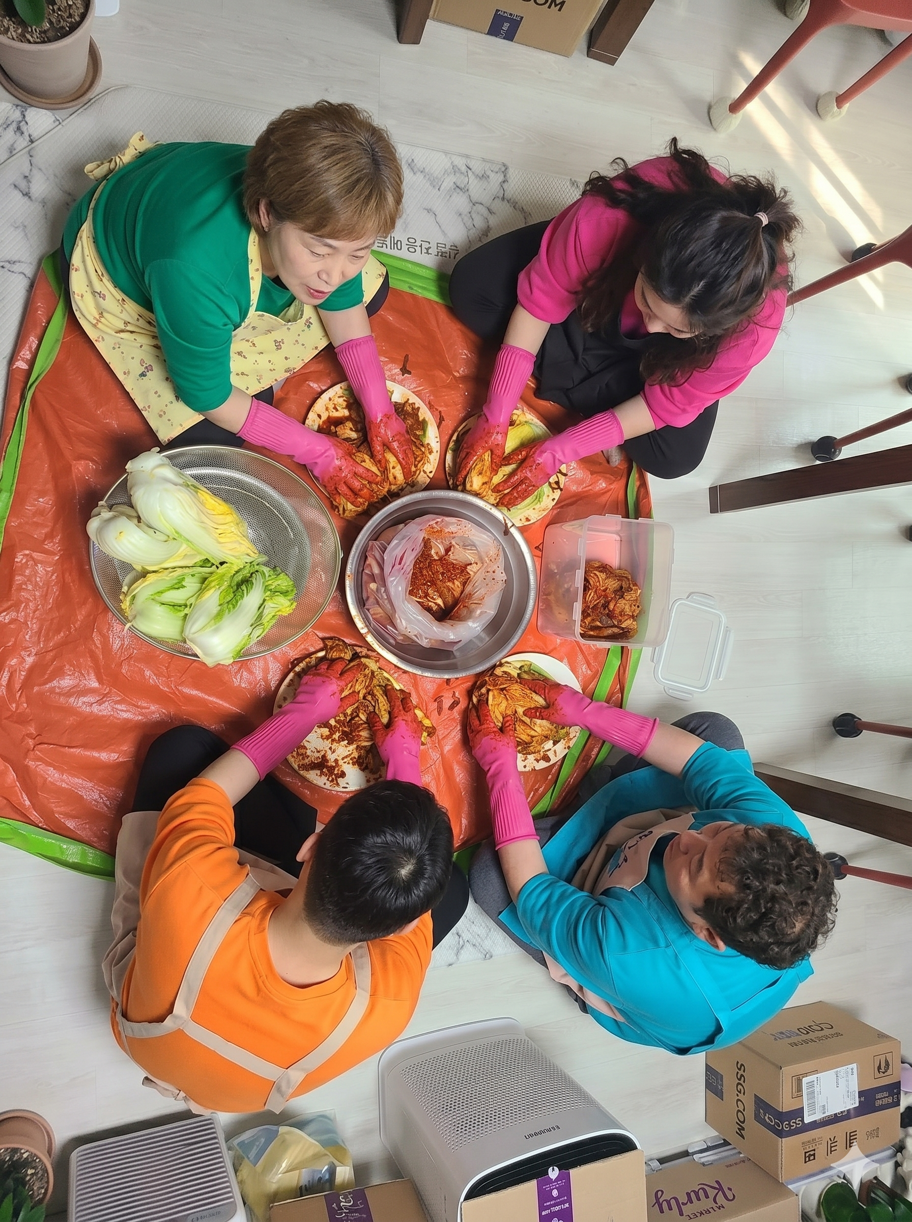 김장 장면, 가족이 둘러앉아 — Kimjang scene, family making kimchi together overhead view