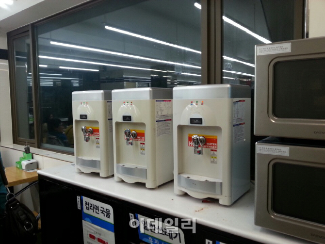 편의점 뜨거운 물 정수기로 컵라면 — Convenience store hot water dispenser for cup ramyeon