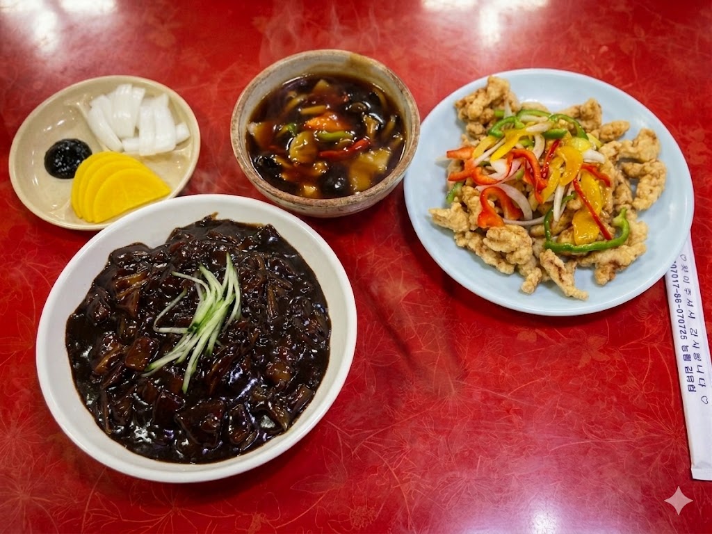 탕수육과 짜장면이 함께 차려진 중식당 테이블