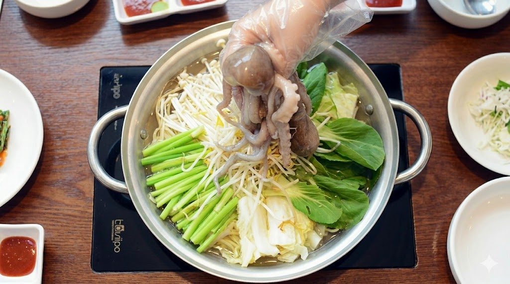 연포탕 — 맑은 국물 위로 산낙지가 통째로 담긴 뚝배기, 김이 피어오름